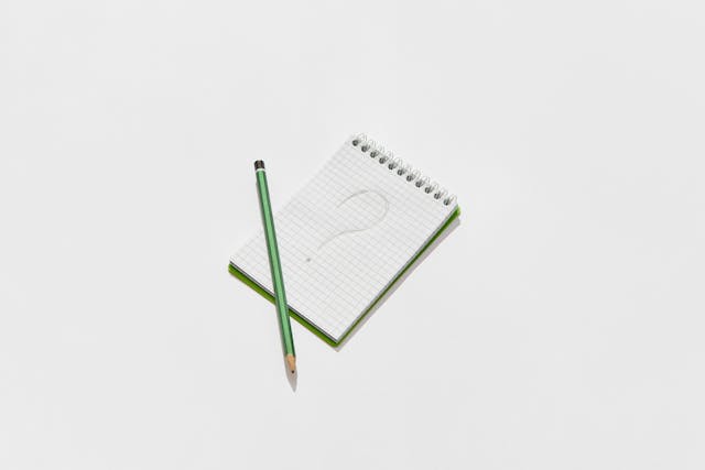 クエスチョンマークが書かれたメモ帳