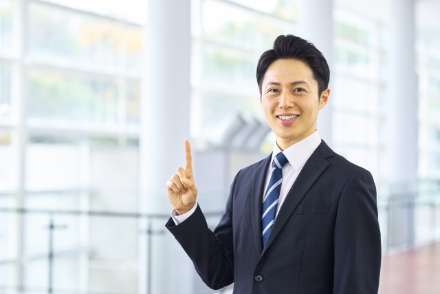 説明をしている男性
