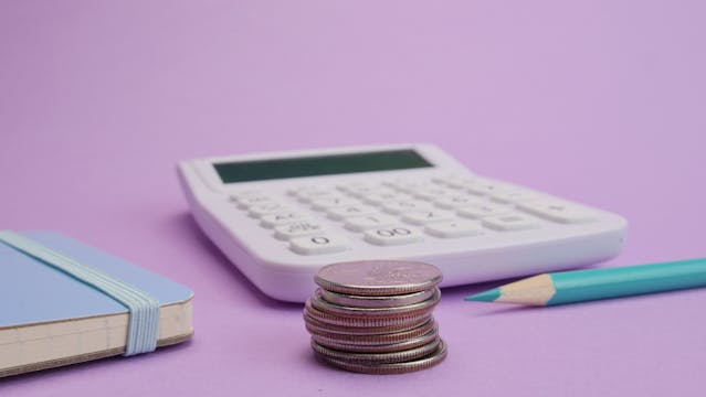 計算機で費用を算出している場面