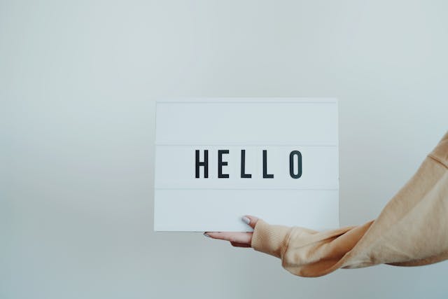 HELLOと書かれた文字