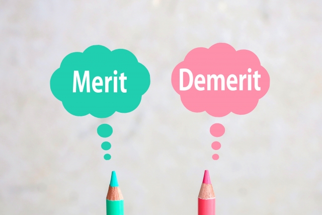 Merit　Demeritと書かれた文字