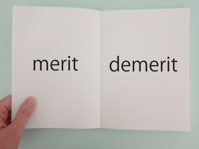 merit/demeritと書かれた文字