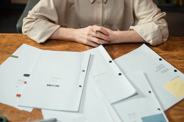 申請書類を作成している社員