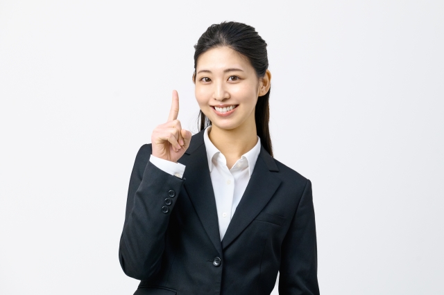 ポイントを説明している女性