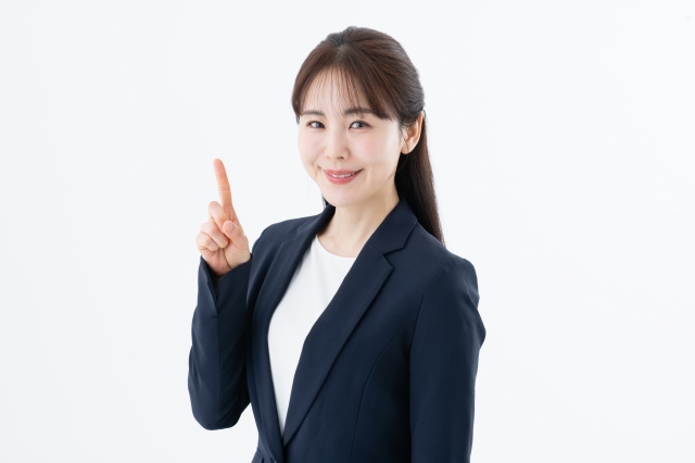 ポイントを示している女性 重要性を説明している女性