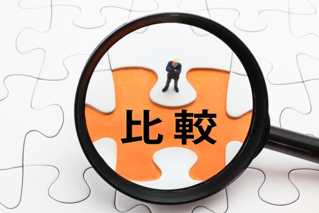 比較と書かれたパズルを覗いている虫眼鏡