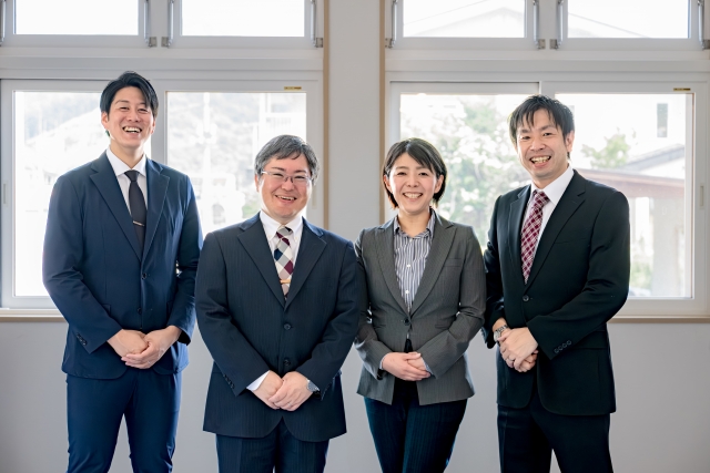 外国人の雇用を検討している企業の社員たち