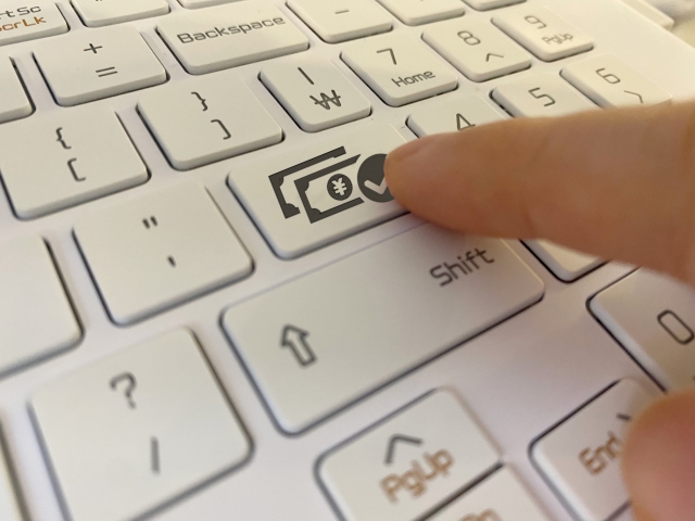 キーボード パソコンで海外送金をしている様子