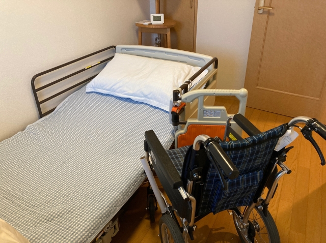 介護ベッドと車椅子