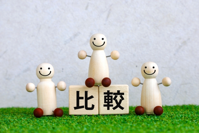 違いをイメージした人型の人形と木のブロック
