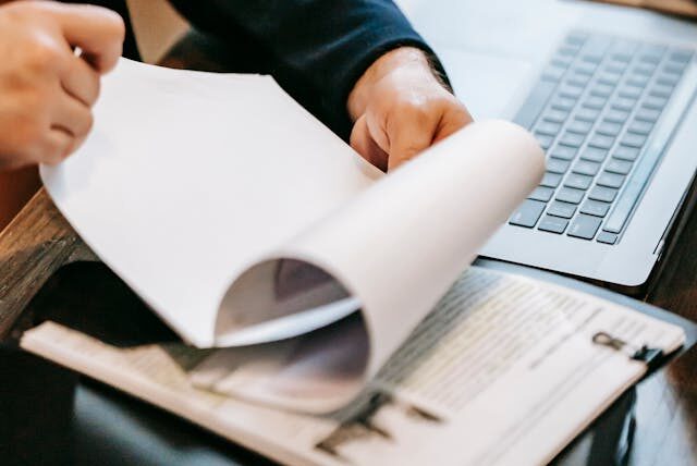 申請書類の準備をしている社員
