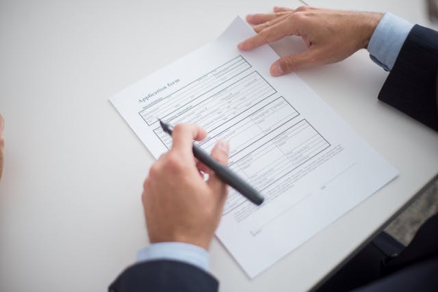 申請書類を準備している受け入れ企業の社員