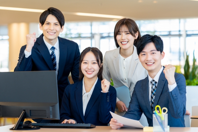 ガッツポーズをしている受け入れ企業の社員