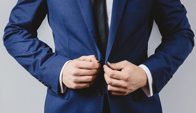 高度人材の男性 日本で働く高度人材をイメージしたスーツの男性