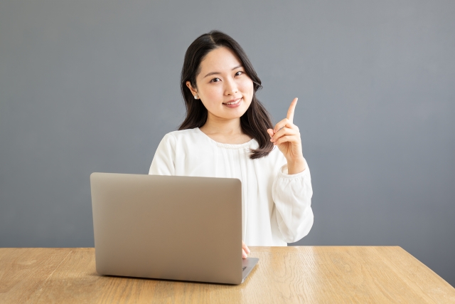 ポイント 重要性を説明している女性