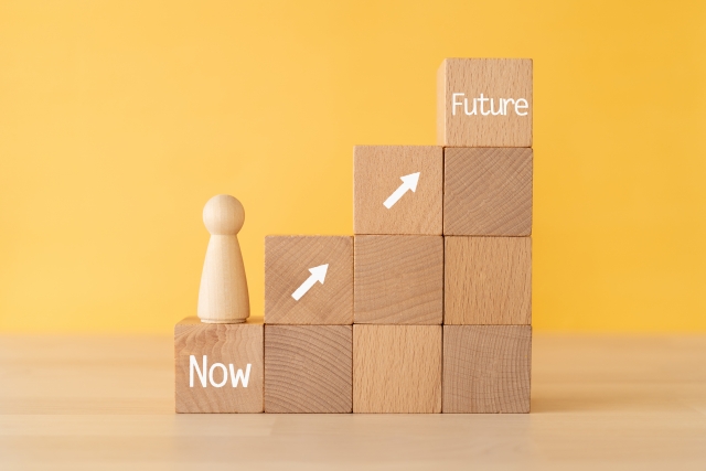木製積み木 Now Futureと書かれた木のブロック