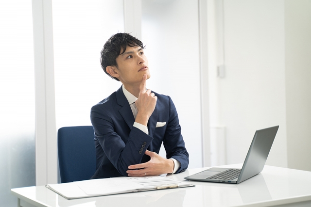 仕事中に疑問に思っている男性社員