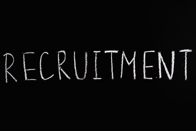 RECRUITMENTと書かれた黒板
