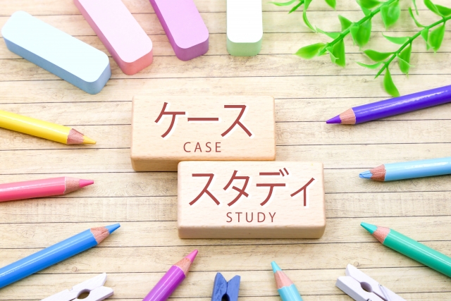ケーススタディと書かれた文字と色鉛筆