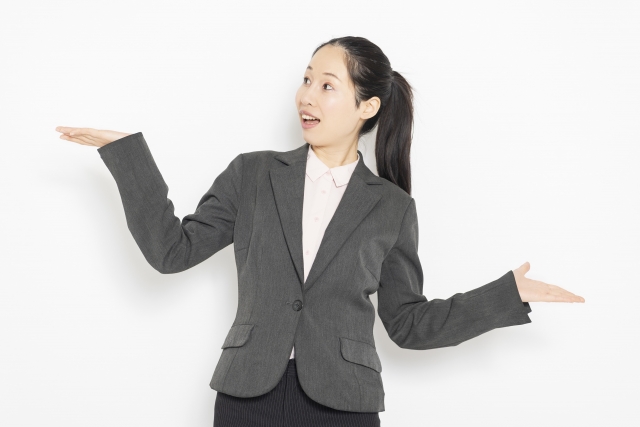 どちらかの選択をするポーズの女性