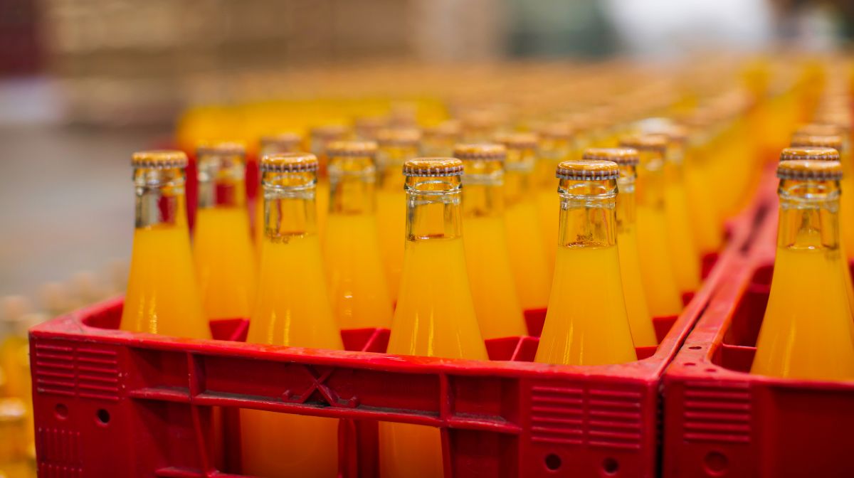 飲料水製造工場で生産される清涼飲料水