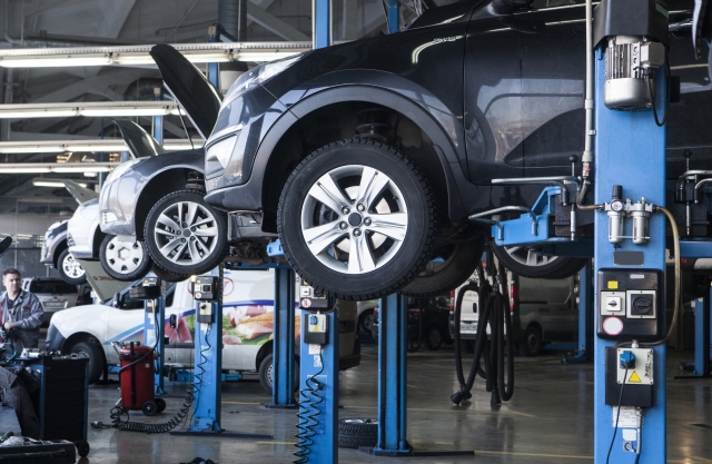 自動車整備工場内の様子