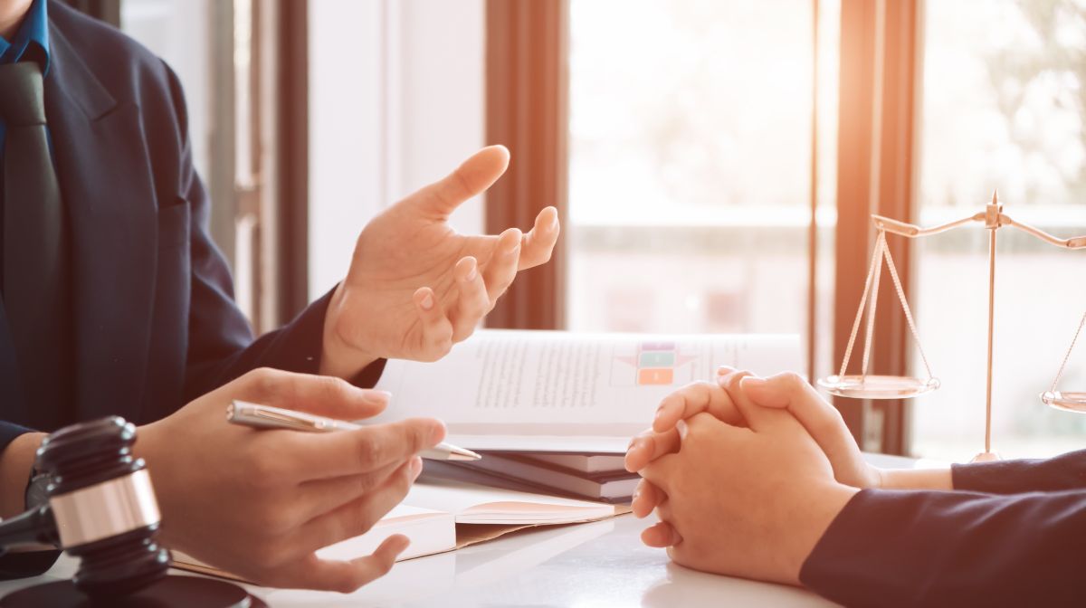 コンサルティング 専門家のアドバイスを受けている企業担当者