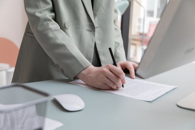 雇用契約に関する書類を準備している受け入れ企業の社員