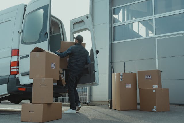 バンに荷物の積み込みをしている特定技能外国人