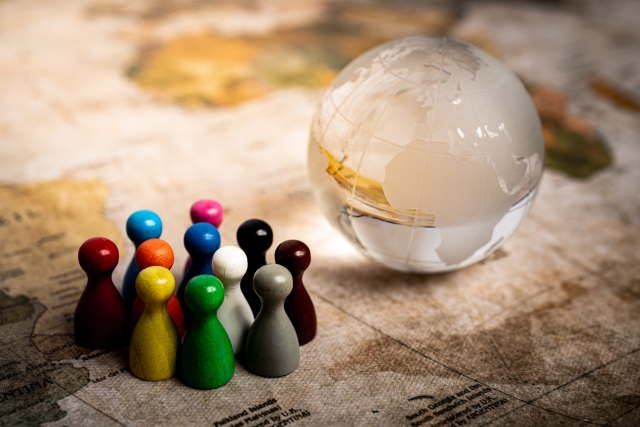 世界地図と人々のミニチュア