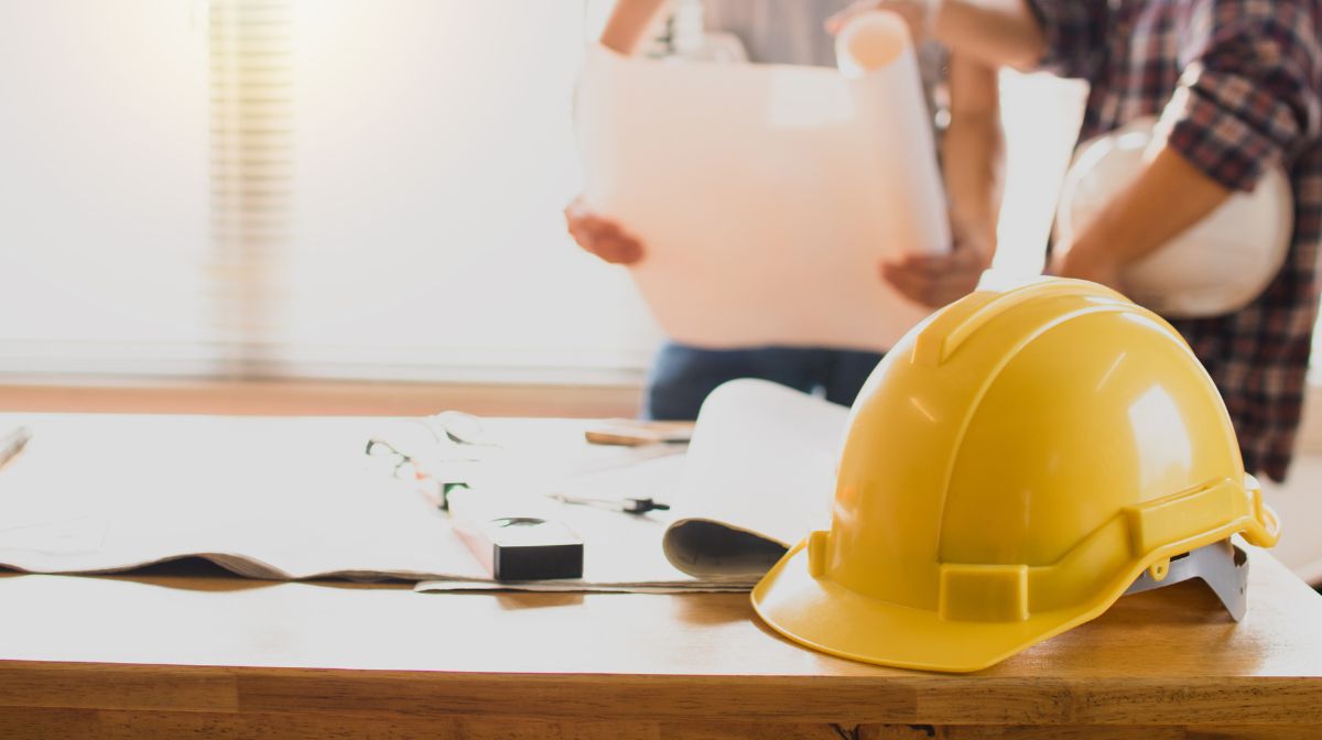 建設会社の社内に置かれたヘルメット