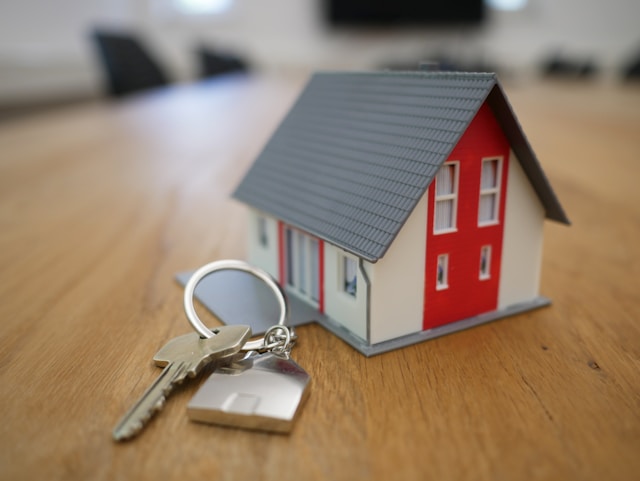 家の模型と鍵 外国人に対するサポートの一つでもある住居サポート