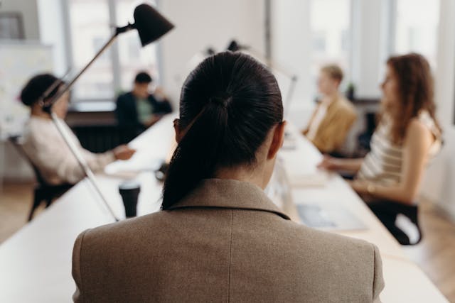 オフィスと社員 日本企業で活躍している外国人
