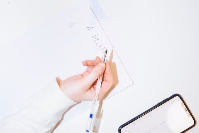 計画書のドラフト作成している社員