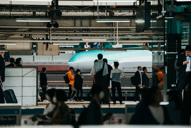 駅構内を行きかう人々