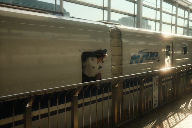 安全確認をしている新幹線の車掌