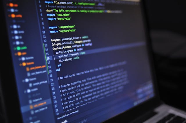 プログラミング HTMLコードが書かれたパソコンのスクリーン