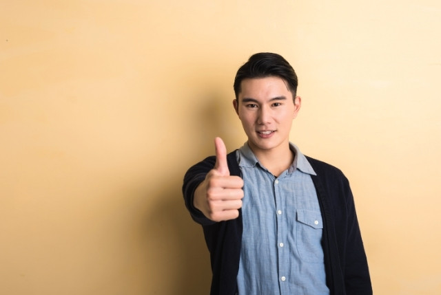 サムズアップをしている特定技能外国人