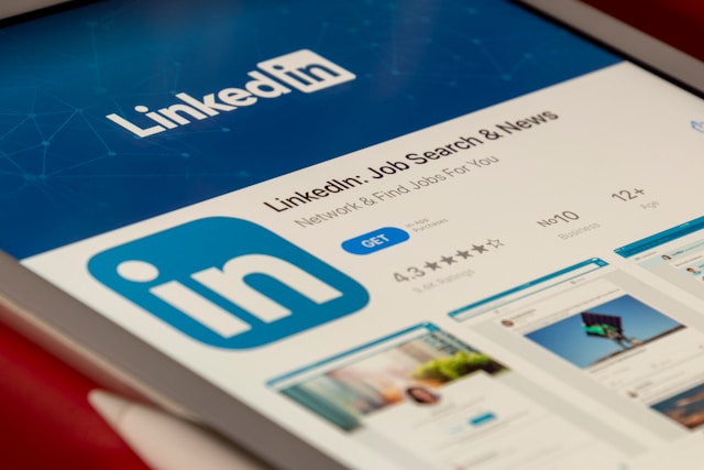 LinkedInのアプリを開いているスマホのスクリーン