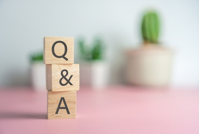 Q&Aと書かれた木のブロック