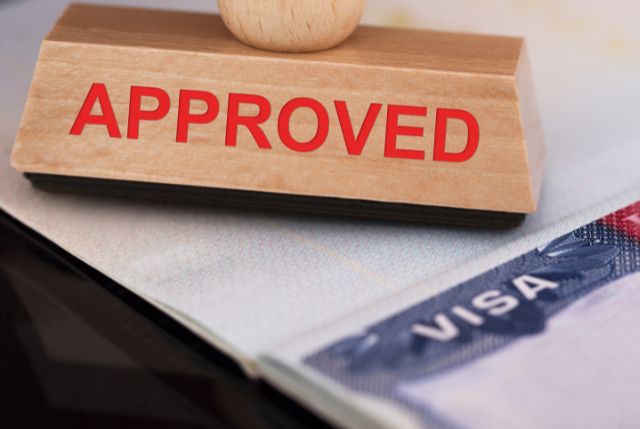 ビザ申請 パスポートに貼られたビザとApproved の認証印