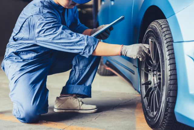 タイヤのチェックをしている車両整備士