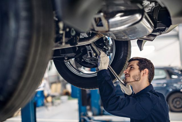 車両整備をしている特定技能外国人