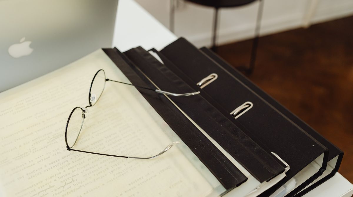 ビザ更新手続きに必要な書類を格納しているファイルフォルダー