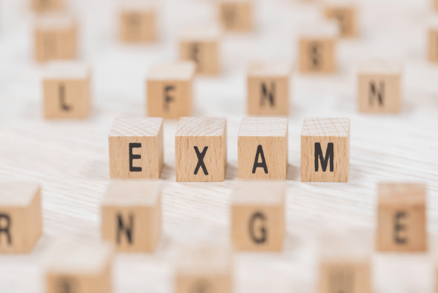 EXAMと書かれた木のブロック