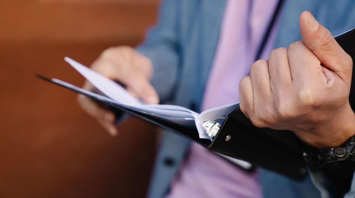 必要書類のリストを確認している受け入れ企業の担当者
