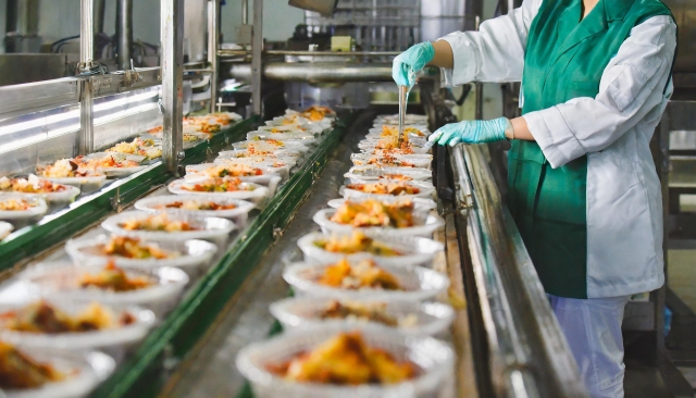 食品工場の生産ラインで作業をしている特定技能外国人