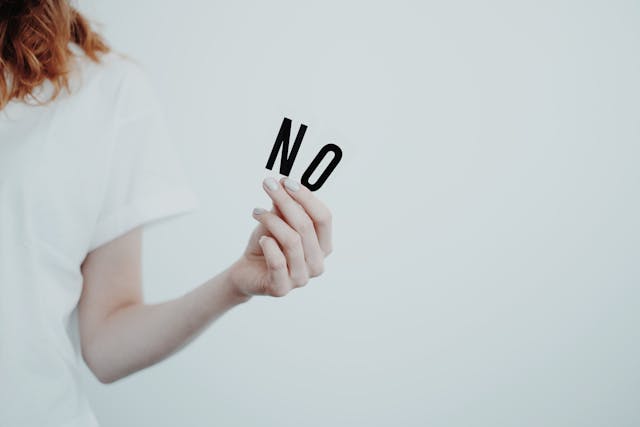 NOの文字を手にしている外国人女性