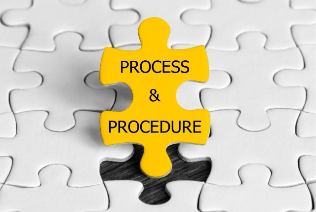 PROCESS & PROSEDUREと書かれたパズルのピース
