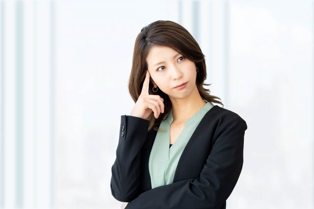 制度について考えごとをする女性